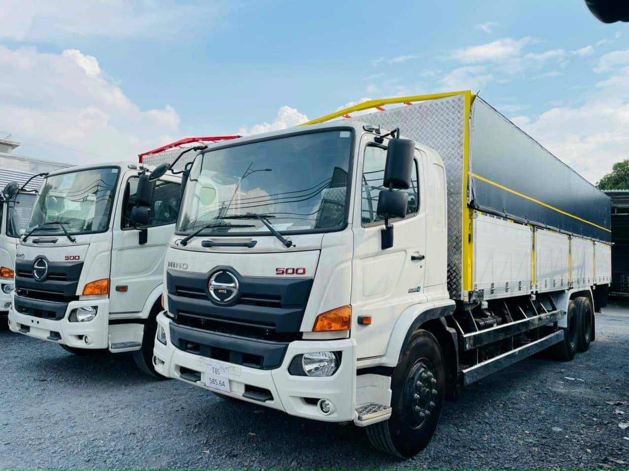 Giá xe tải Hino 3 chân